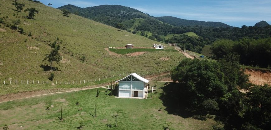 LINDA SÍTIO NO BAIRRO DOS FREIRES MUNICÍPIO DE PIRANGUÇU/MG