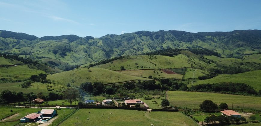 LINDA SÍTIO NO BAIRRO DOS FREIRES MUNICÍPIO DE PIRANGUÇU/MG