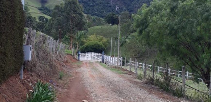 LINDA CHÁCARA DE 2000m², NO MUNICÍPIO DE MARIA DA FÉ/MG