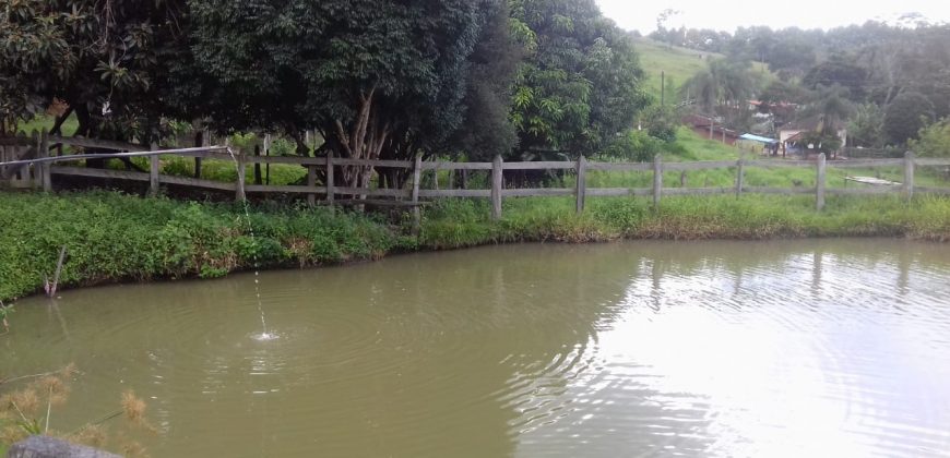 BELÍSSIMA CHÁCARA COM SOBRADO EM PEDRALVA-MG.   