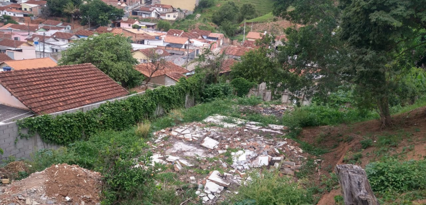 VENDO EXCELENTE LOTE NO BAIRRO REBOUGEON, ITAJUBÁ-MG