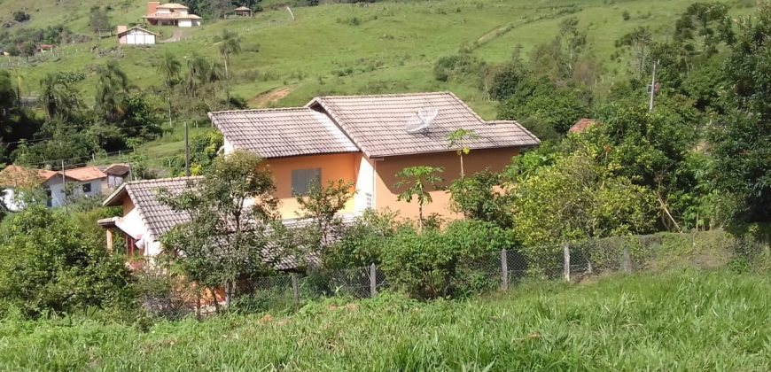 BELÍSSIMA CHÁCARA COM SOBRADO EM PEDRALVA-MG.   