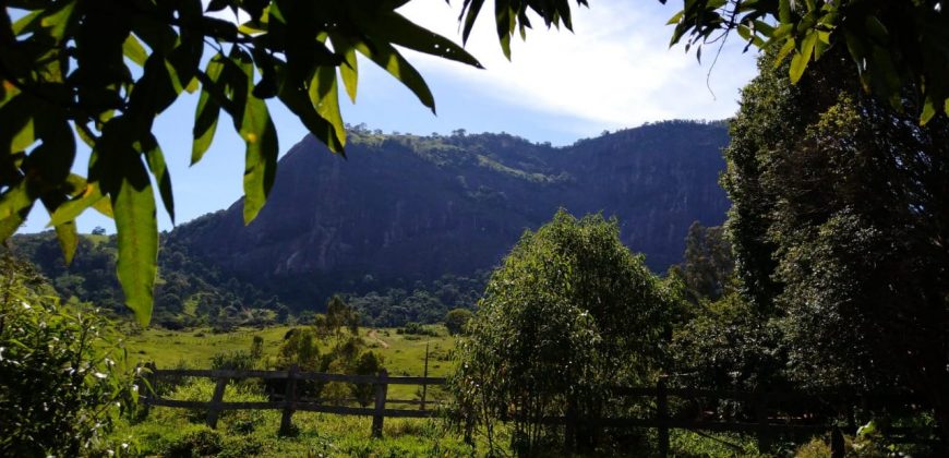 BELÍSSIMA CHÁCARA COM SOBRADO EM PEDRALVA-MG.   