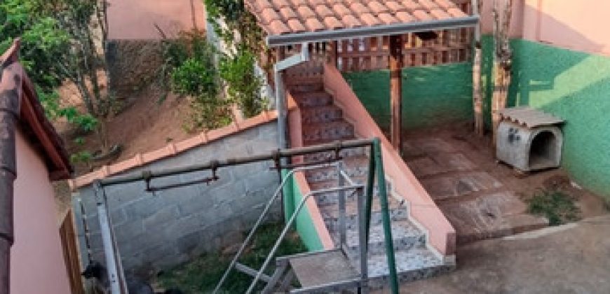 LINDA CHÁCARA SITUADA NA SERRINHA, PIRANGUINHO/MG, COM 2500m²