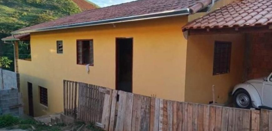 ÓTIMA CASA RURAL COM 100m² NO BAIRRO ÁGUA LIMPA, ITAJUBÁ/MG