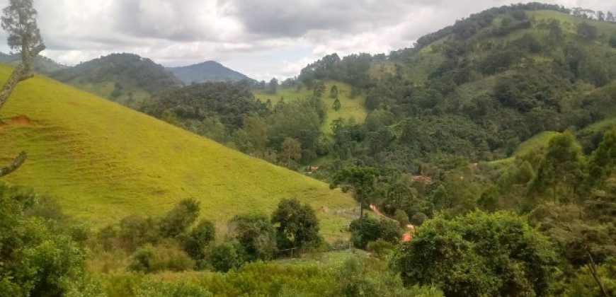 LINDO SÍTIO DE 24.000m², NO BAIRRO TORRES, A 5KM DE MARMELÓPOLIS/MG.