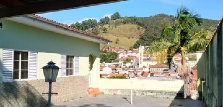 FANTÁSTICA CHÁCARA RESIDENCIAL COM 2,42 HECTARES, NO CENTRO DE DELFIM MOREIRA/MG