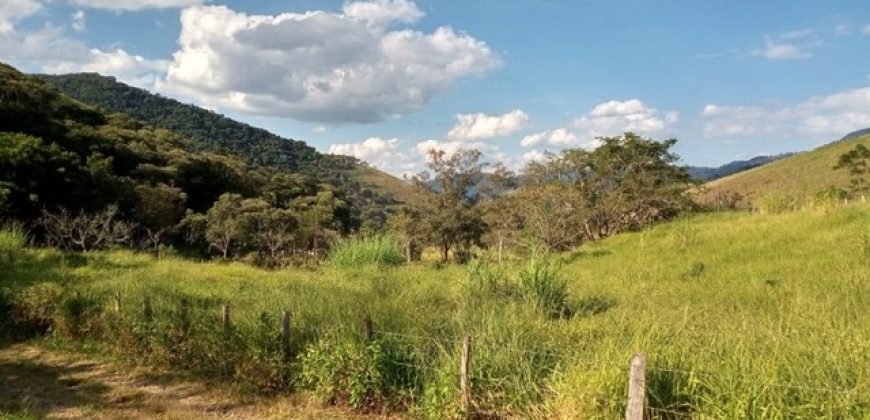 LINDA CHÁCARA DE 3700m², BAIRRO PIRANGA EM PIRANGUÇU/MG